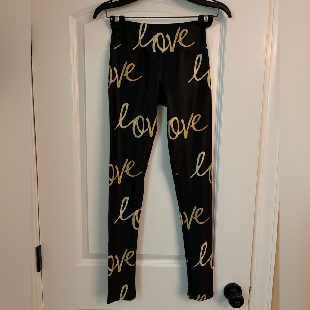 Black leggings with ‘love’ print